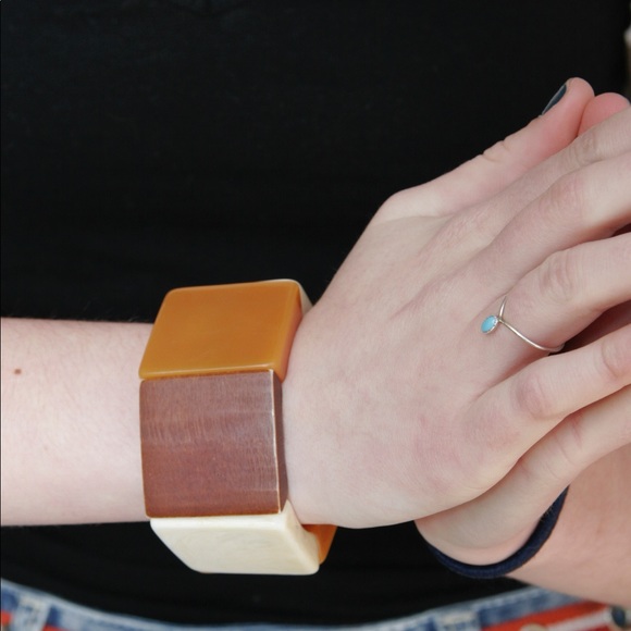 Vintage chunky stretch bracelet of wood and lucite - Picture 3 of 3